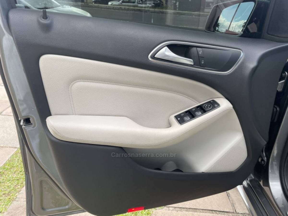 MERCEDES-BENZ - B 200 - 2014/2014 - Cinza - R$ 74.900,00