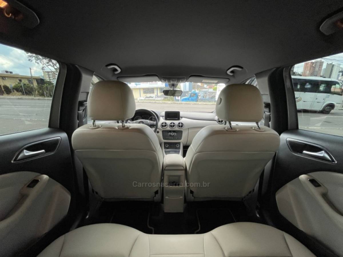 MERCEDES-BENZ - B 200 - 2014/2014 - Cinza - R$ 74.900,00