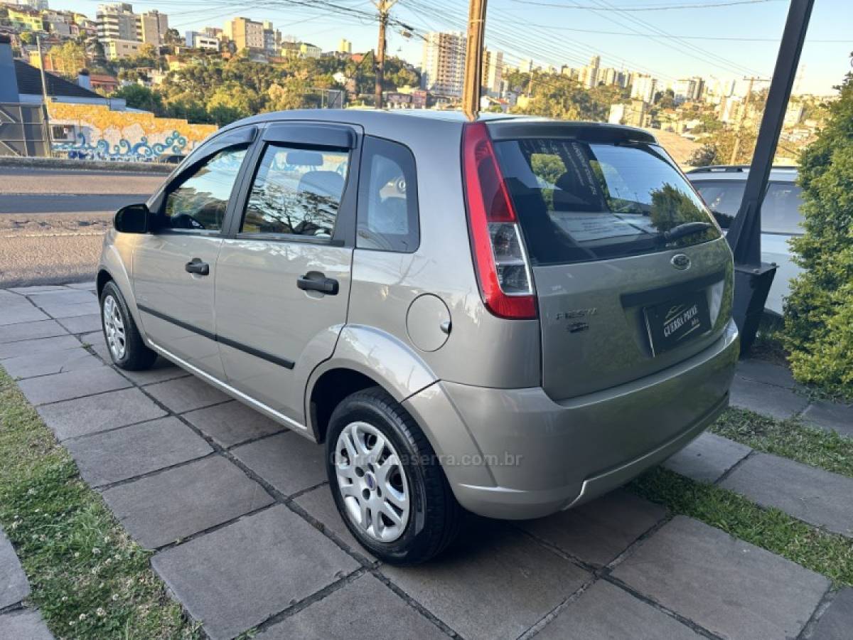 FORD - FIESTA - 2010/2010 - Prata - R$ 27.800,00
