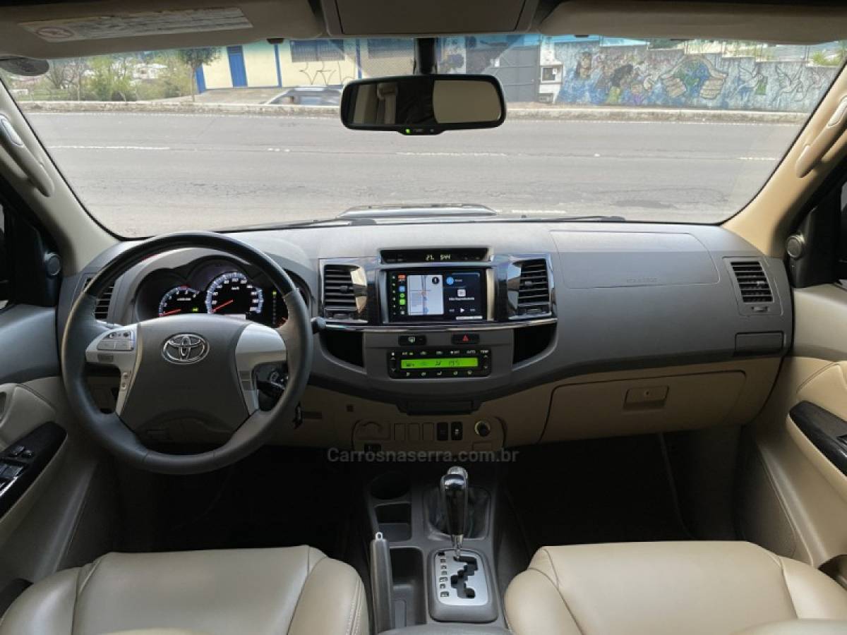 TOYOTA - HILUX SW4 - 2013/2013 - Preta - R$ 146.900,00