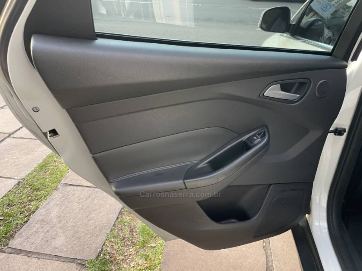 FORD - FOCUS - 2016/2016 - Branca - R$ 67.900,00