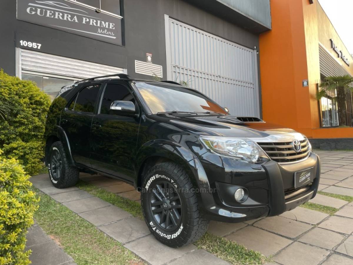 TOYOTA - HILUX SW4 - 2013/2013 - Preta - R$ 146.900,00