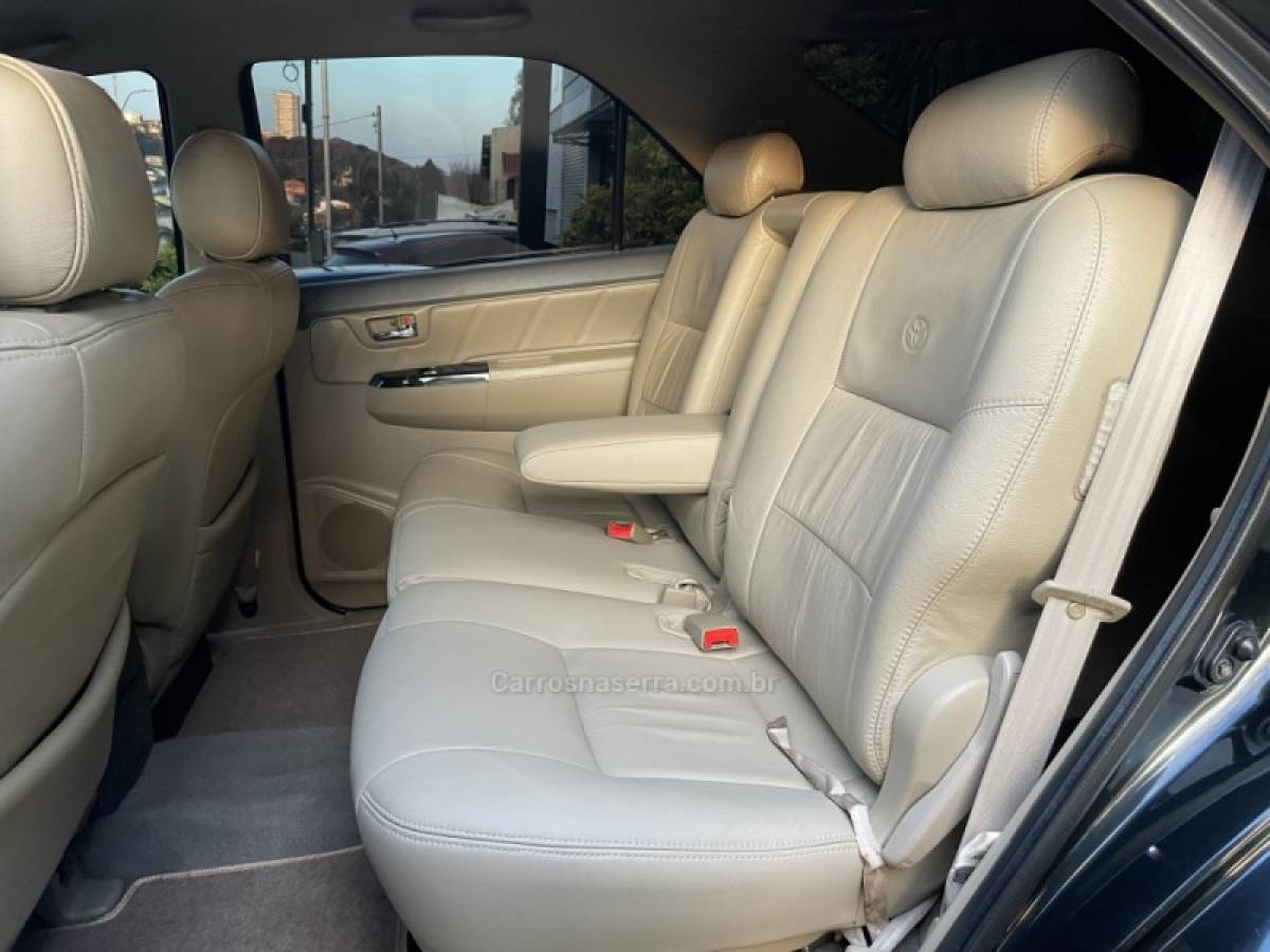 TOYOTA - HILUX SW4 - 2013/2013 - Preta - R$ 146.900,00