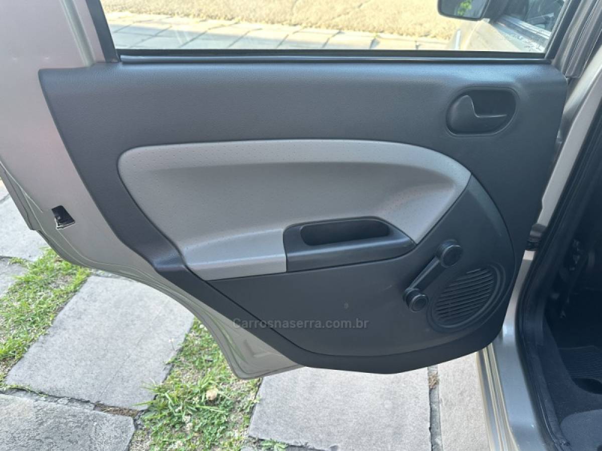 FORD - FIESTA - 2010/2010 - Prata - R$ 27.800,00