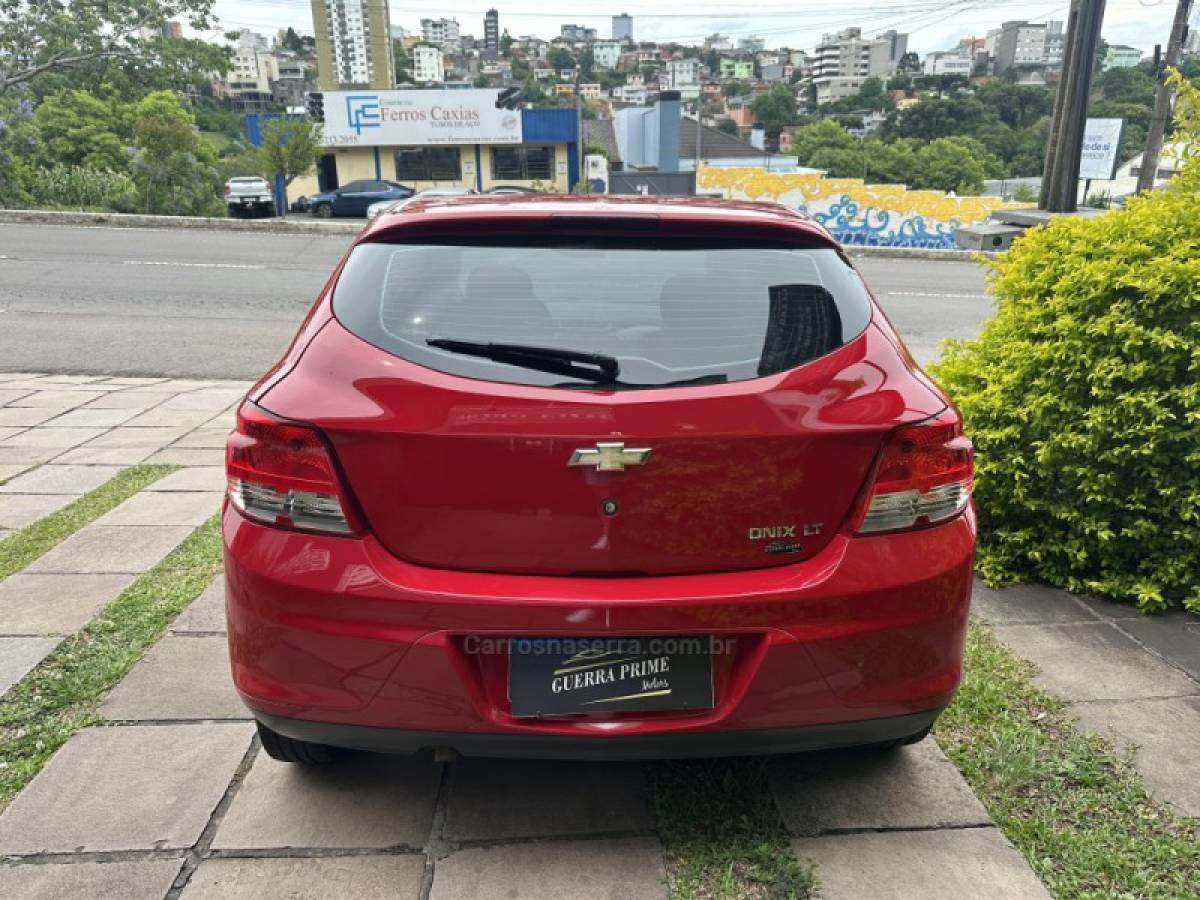 CHEVROLET - ONIX - 2015/2015 - Vermelha - R$ 43.800,00