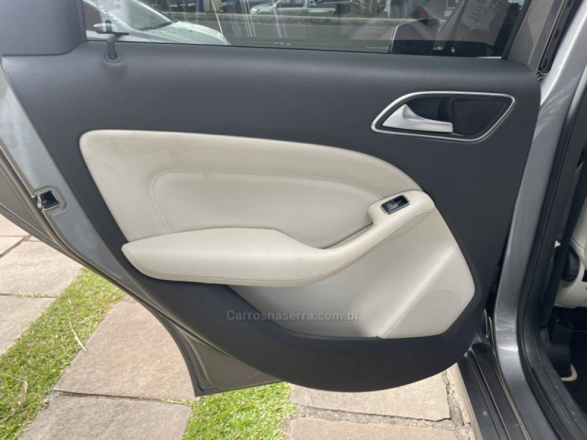 MERCEDES-BENZ - B 200 - 2014/2014 - Cinza - R$ 74.900,00