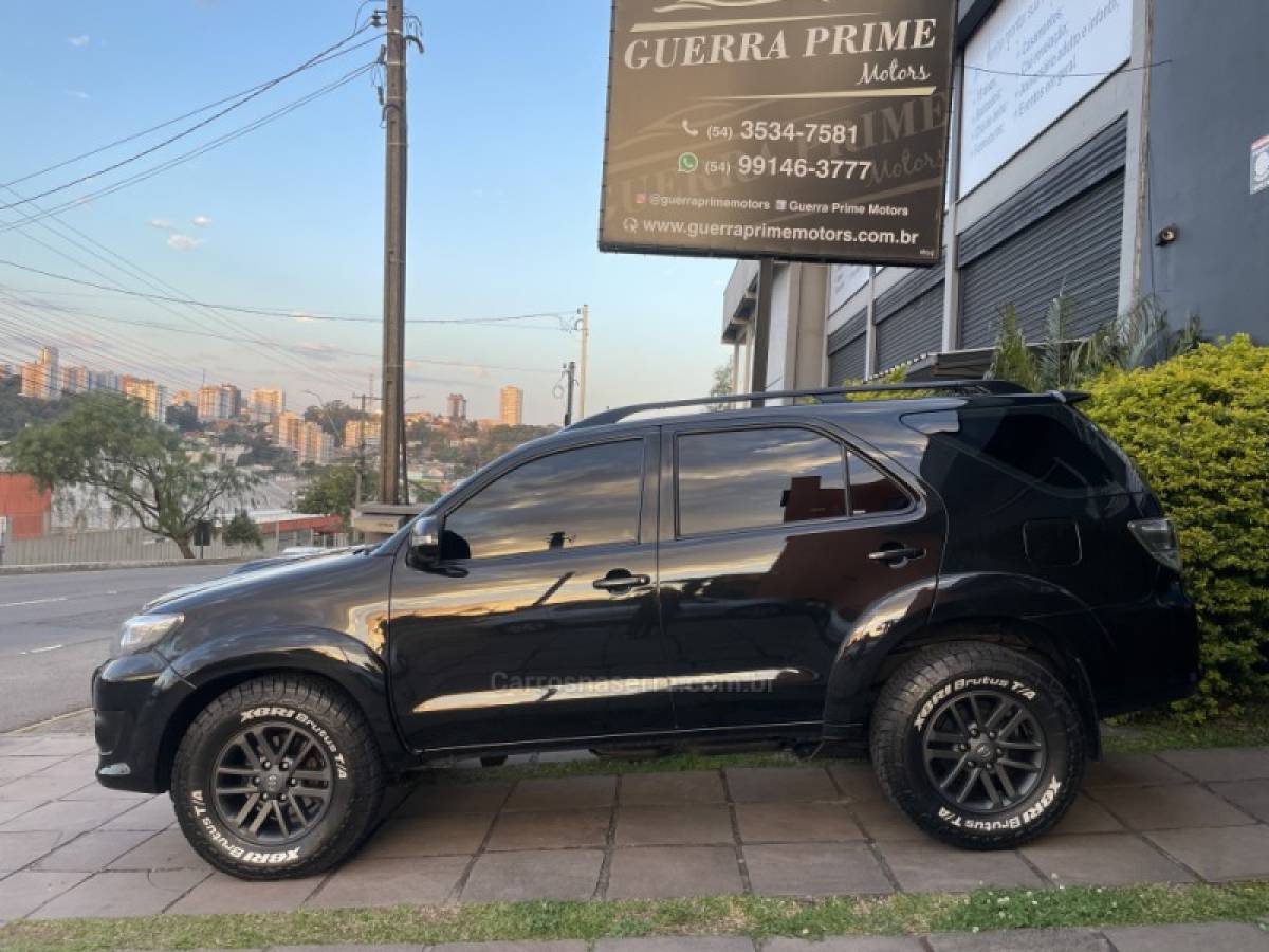 TOYOTA - HILUX SW4 - 2013/2013 - Preta - R$ 146.900,00