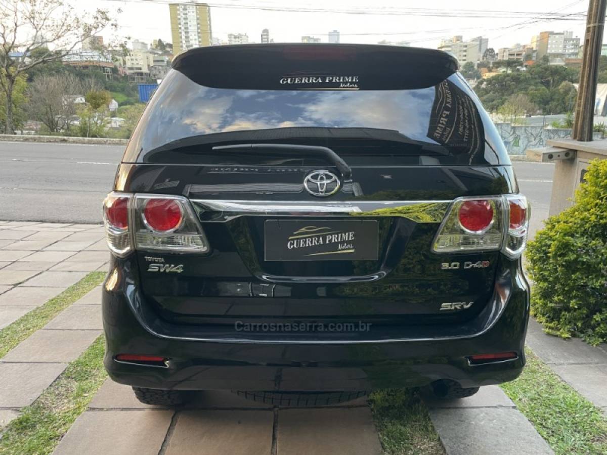 TOYOTA - HILUX SW4 - 2013/2013 - Preta - R$ 146.900,00