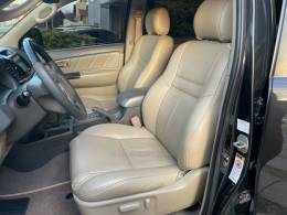 TOYOTA - HILUX SW4 - 2013/2013 - Preta - R$ 146.900,00