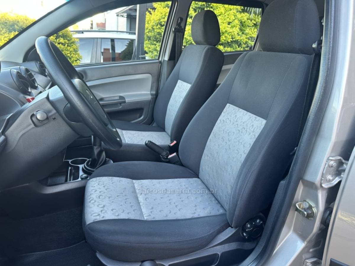 FORD - FIESTA - 2010/2010 - Prata - R$ 27.800,00