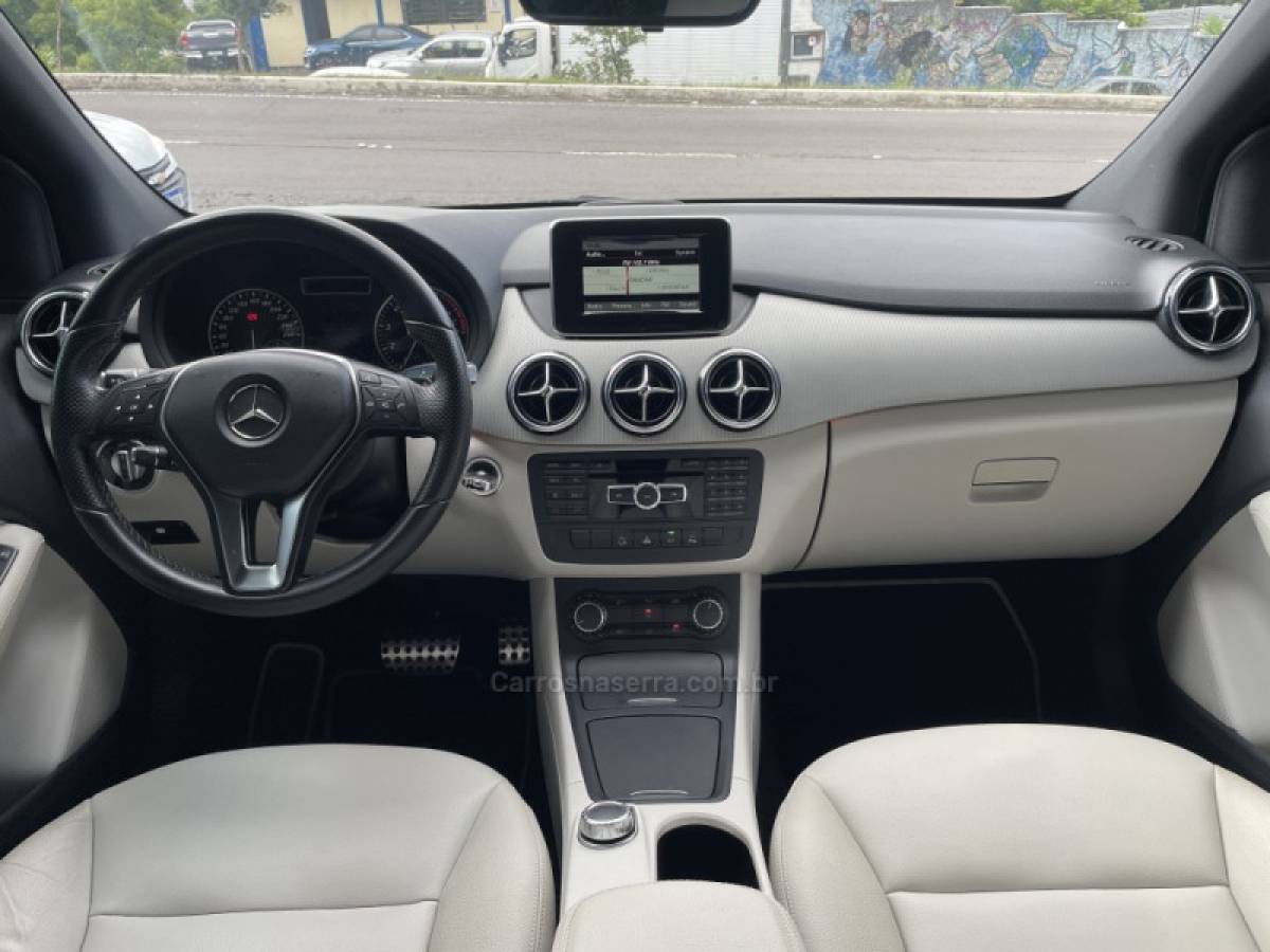 MERCEDES-BENZ - B 200 - 2014/2014 - Cinza - R$ 74.900,00