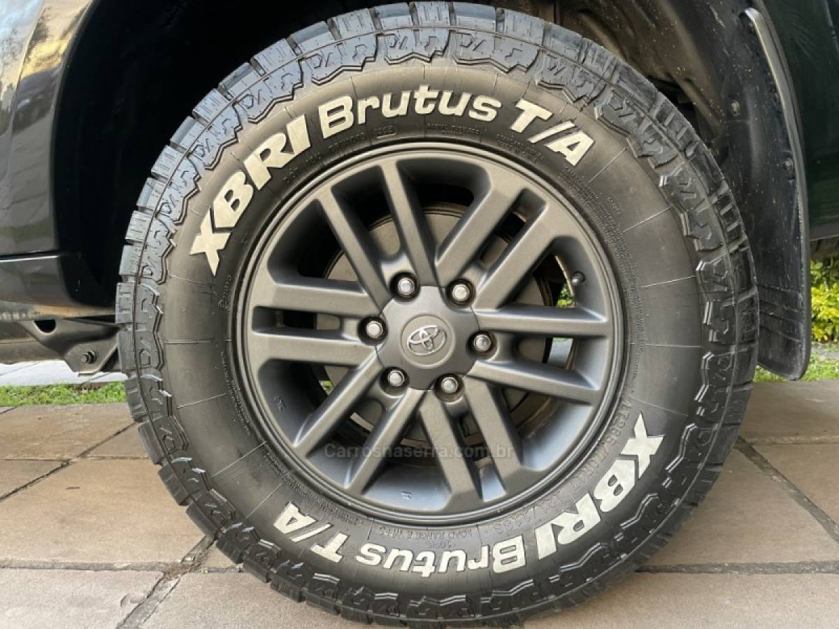 TOYOTA - HILUX SW4 - 2013/2013 - Preta - R$ 146.900,00